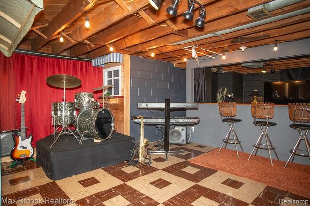 24460 Rosewood Street, Oak Park, MI 48237