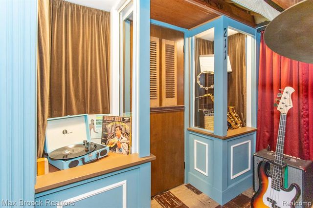 24460 Rosewood Street, Oak Park, MI 48237