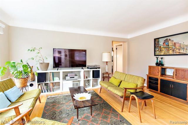 24460 Rosewood Street, Oak Park, MI 48237