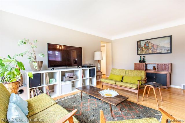 24460 Rosewood Street, Oak Park, MI 48237