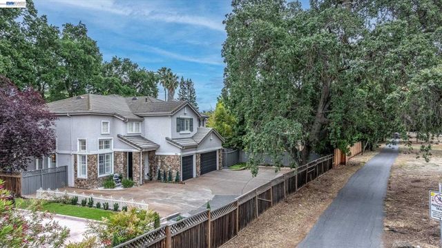 192 Mayhew Way, Walnut Creek, CA 94597
