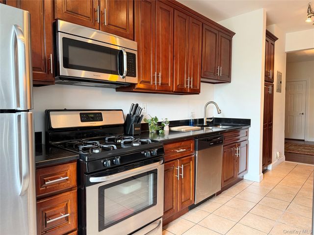 531 Lincoln Avenue E 5L, Mount Vernon, NY 10552