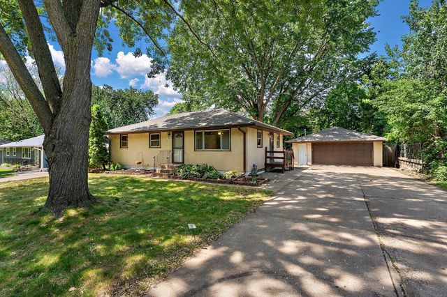 610 Grange Avenue N, Oakdale, MN 55128