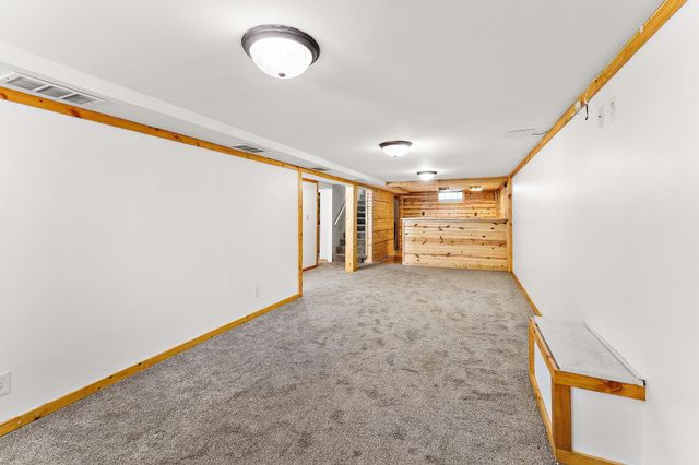 610 Grange Avenue N, Oakdale, MN 55128