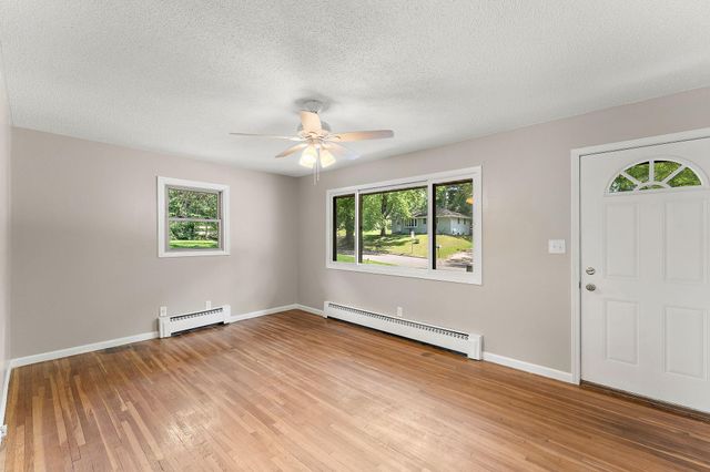 610 Grange Avenue N, Oakdale, MN 55128