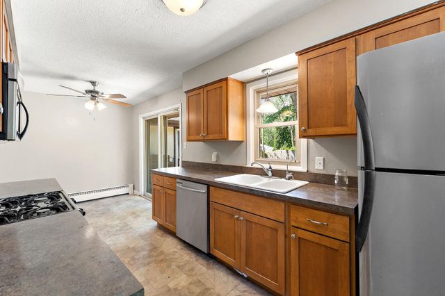 610 Grange Avenue N, Oakdale, MN 55128