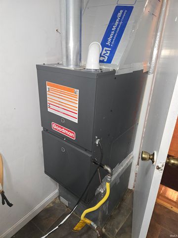 9264 S State Rd 57 Highway, Elberfeld, IN 47613