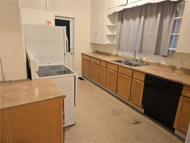 102 E Peoria Street, Paola, KS 66071