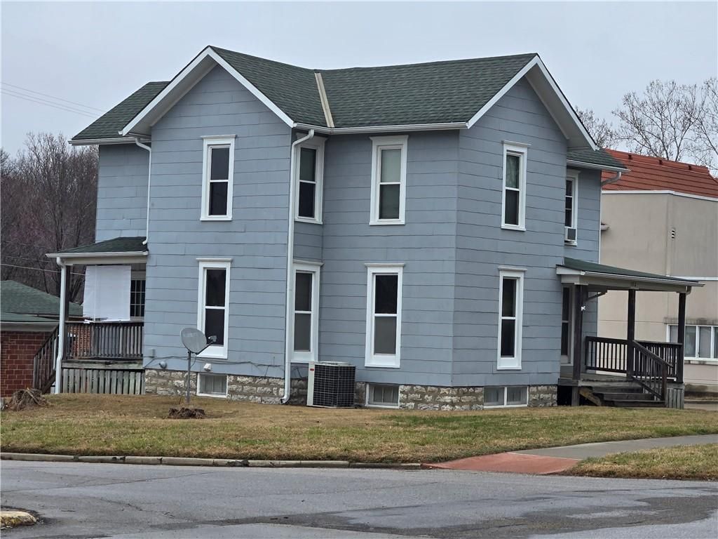 102 E Peoria Street, Paola, KS 66071