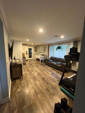 101 Brigantine Dr, Falmouth, MA 02536