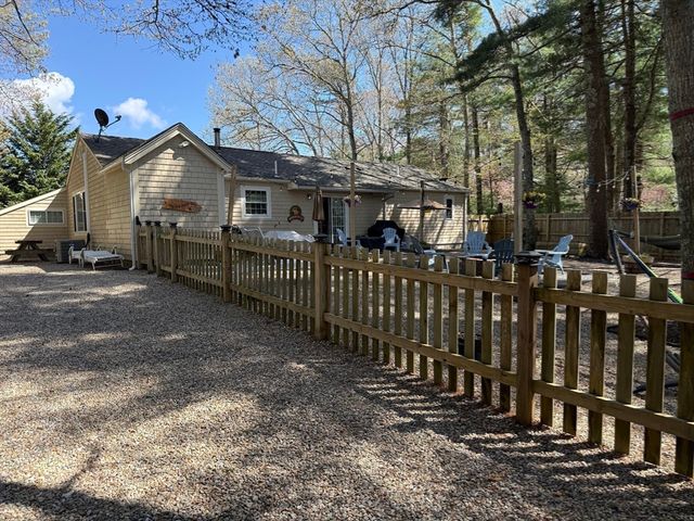 101 Brigantine Dr, Falmouth, MA 02536