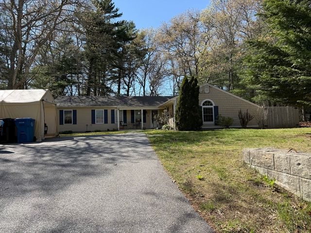 101 Brigantine Dr, Falmouth, MA 02536