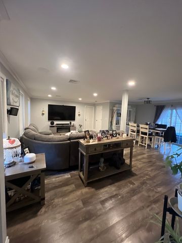 101 Brigantine Dr, Falmouth, MA 02536