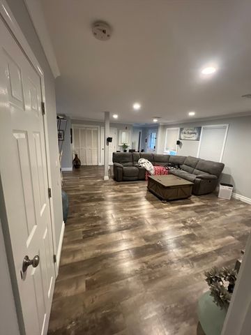 101 Brigantine Dr, Falmouth, MA 02536