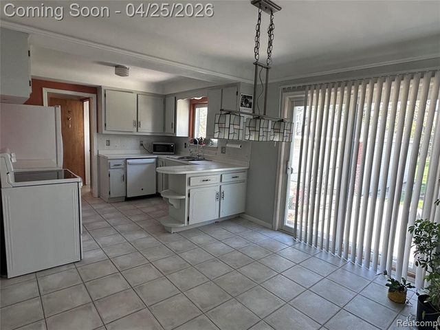 28347 Los Olas Drive, Warren, MI 48093