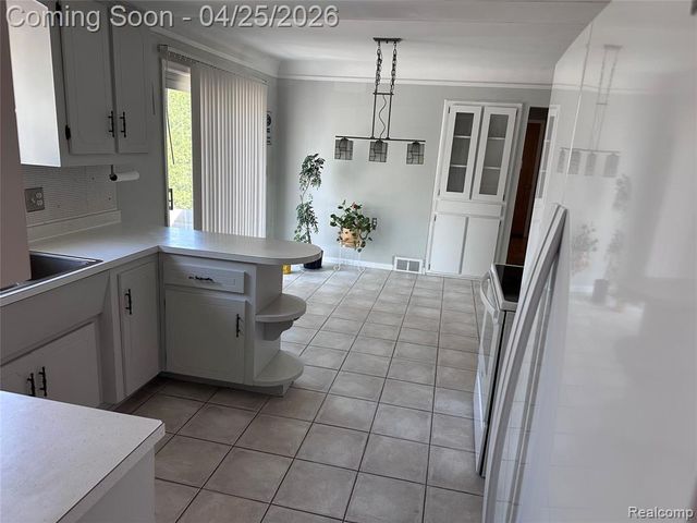 28347 Los Olas Drive, Warren, MI 48093