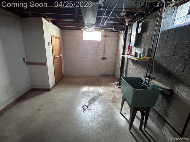 28347 Los Olas Drive, Warren, MI 48093