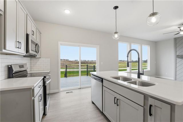 9633 N Colrain Avenue, Kansas City, MO 64154