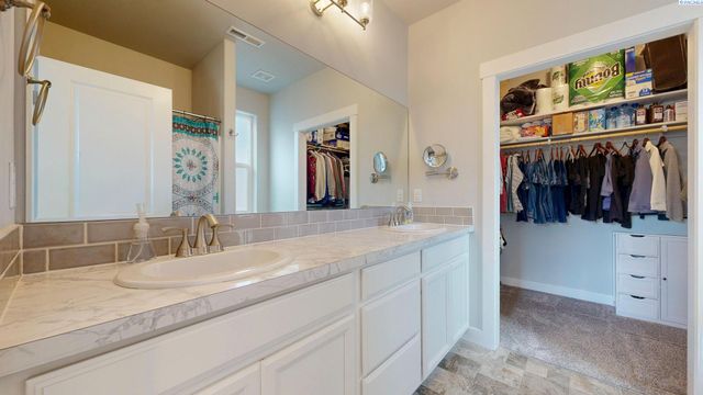 1923 W 39th Avenue, Kennewick, WA 99336