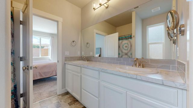 1923 W 39th Avenue, Kennewick, WA 99336