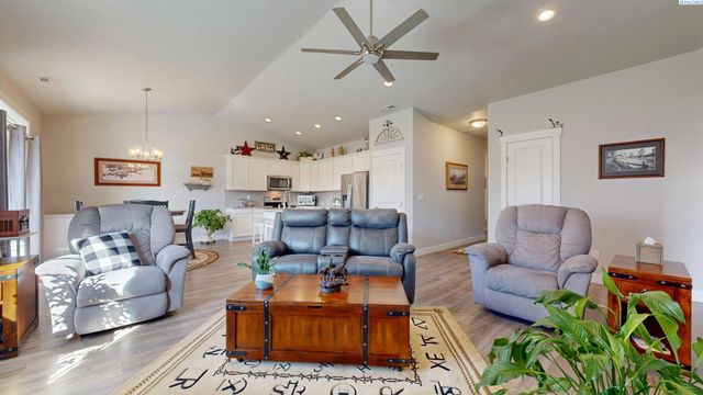 1923 W 39th Avenue, Kennewick, WA 99336