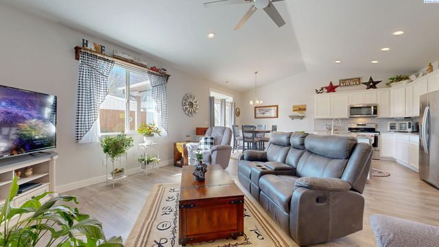 1923 W 39th Avenue, Kennewick, WA 99336