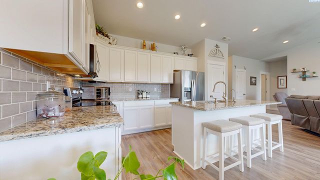 1923 W 39th Avenue, Kennewick, WA 99336