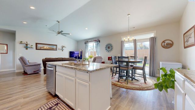 1923 W 39th Avenue, Kennewick, WA 99336