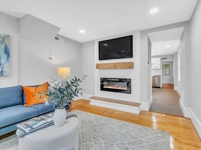 42 School St 2, Salem, MA 01970