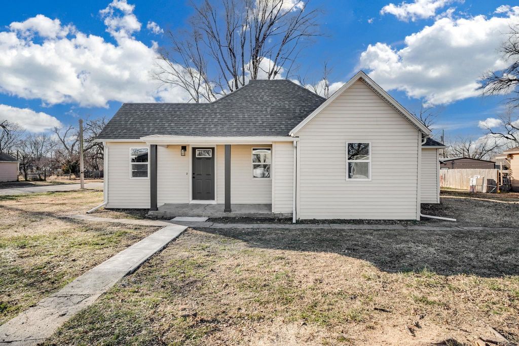 1203 N Logan St, Newton, KS 67114