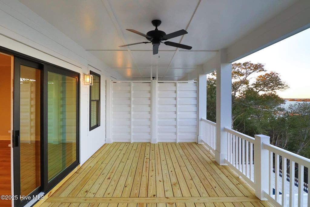 Image 14 of property listing at 3804 Emerald Drive E, Emerald Isle, NC 28594