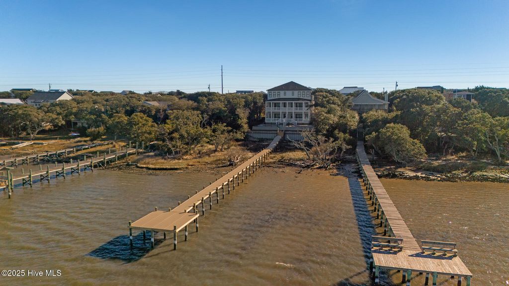 Image 4 of property listing at 3804 Emerald Drive E, Emerald Isle, NC 28594