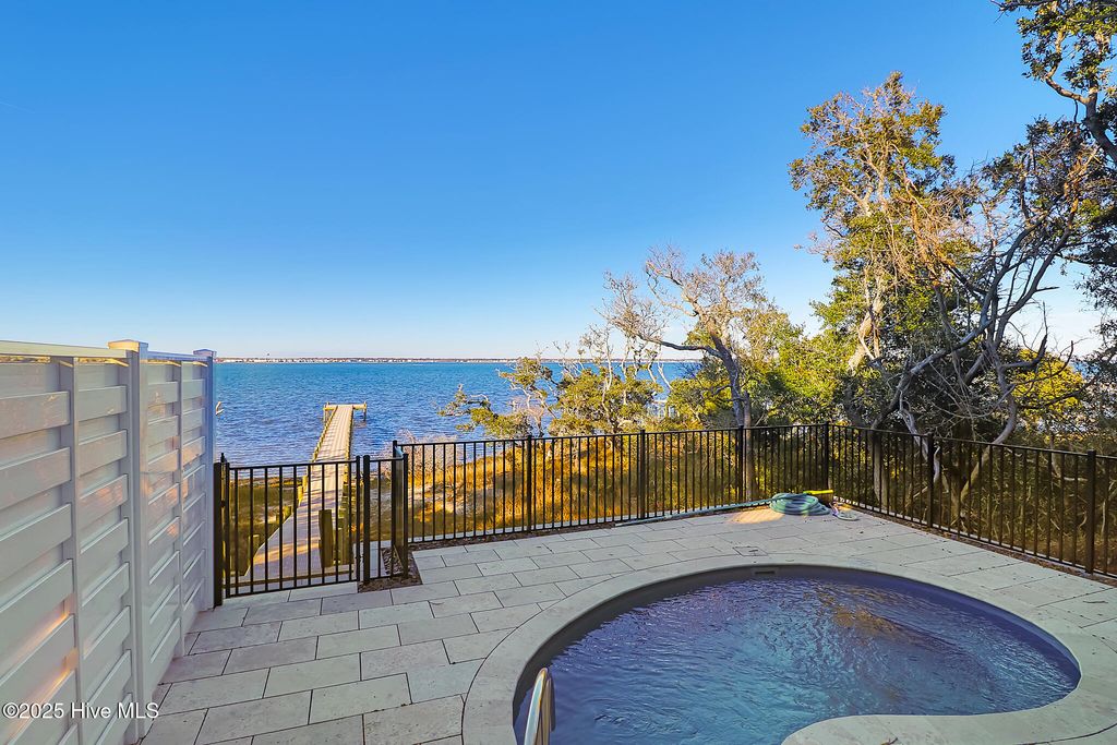 Image 6 of property listing at 3804 Emerald Drive E, Emerald Isle, NC 28594