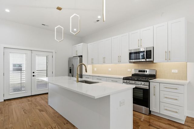 616 N Avers Avenue, Chicago, IL 60624