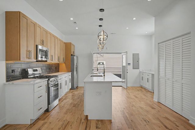 616 N Avers Avenue, Chicago, IL 60624