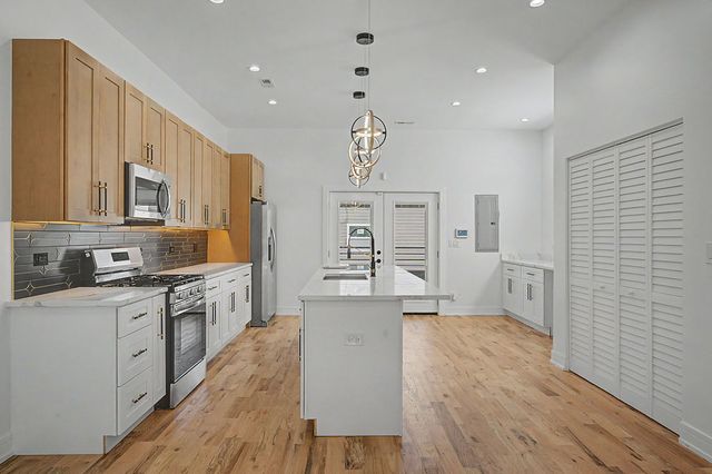 616 N Avers Avenue, Chicago, IL 60624