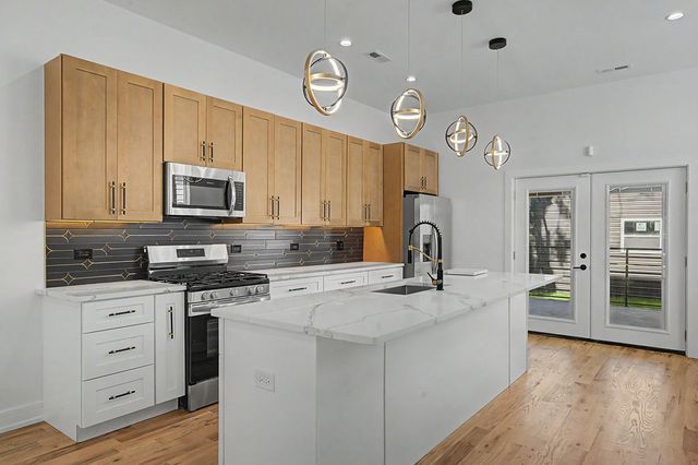 616 N Avers Avenue, Chicago, IL 60624