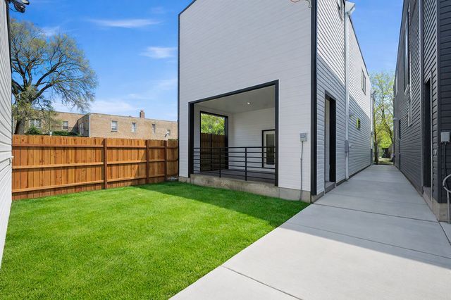 616 N Avers Avenue, Chicago, IL 60624
