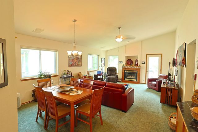 3815 S GREYSTONE Ln, Spokane, WA 99223