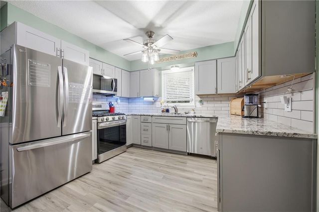 123 Grove Avenue, Bonner Springs, KS 66012