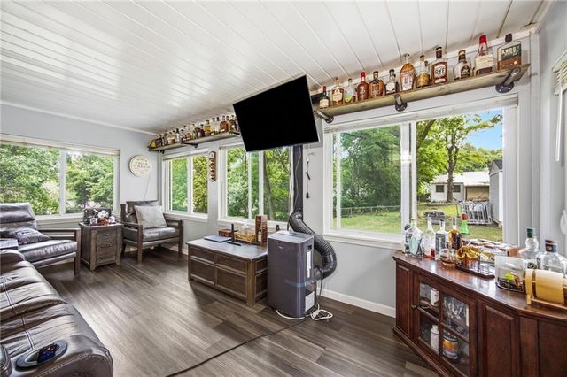123 Grove Avenue, Bonner Springs, KS 66012