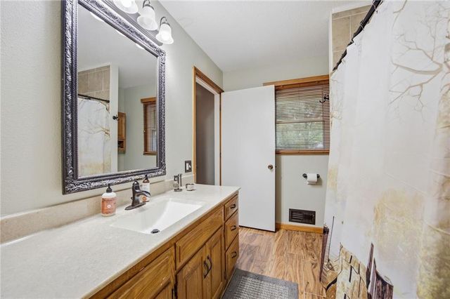 123 Grove Avenue, Bonner Springs, KS 66012