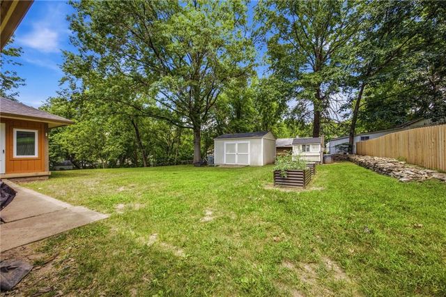 123 Grove Avenue, Bonner Springs, KS 66012