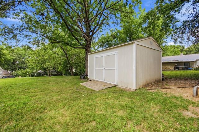 123 Grove Avenue, Bonner Springs, KS 66012