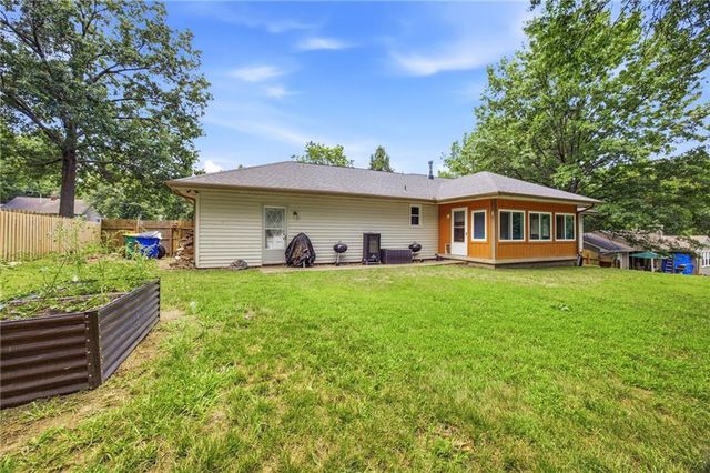 123 Grove Avenue, Bonner Springs, KS 66012