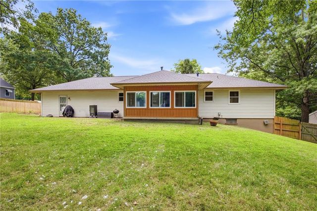 123 Grove Avenue, Bonner Springs, KS 66012