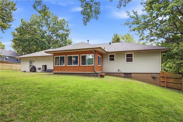 123 Grove Avenue, Bonner Springs, KS 66012