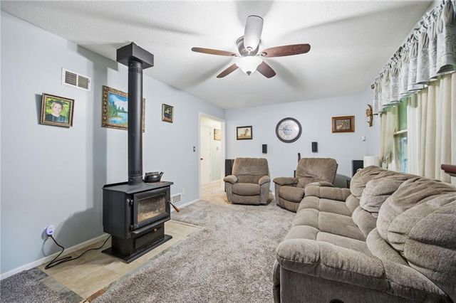 123 Grove Avenue, Bonner Springs, KS 66012