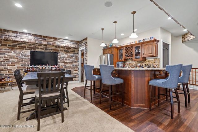 2126 Highland Springs Pl, Louisville, KY 40245