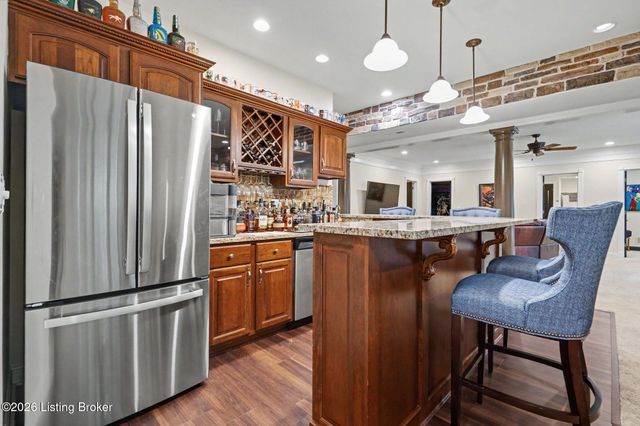 2126 Highland Springs Pl, Louisville, KY 40245
